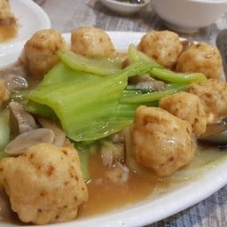 ลูกชิ้นกุ้งผัดผักโสภณ (เล็ก)