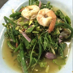 ยำผักแม้ว