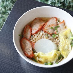 บะหมี่เกี๋ยวหมูแดง(ร้านF1 หูฉลาม)