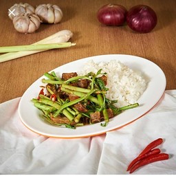 ข้าวราดผัดผักกระเฉดไฟแดง