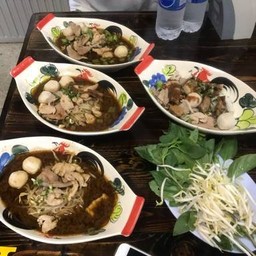 ก๋วยเตี๋ยวเรือแม่วัลย์ลา ถนนจันทร์