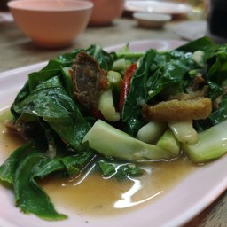 คะน้าสด ผัดกับหมูกรอบที่ค่อยข้างจะแข็งไปหน่อย และขาดผงชูรส​เลยดูพังไปกันใหญ่ จาน