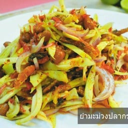 ยำมะม่วงปลากรอบ