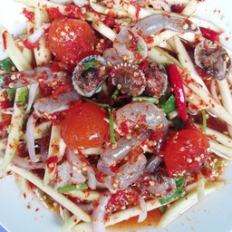 ยำมะม่วงกุ้งสด หอยแครงลวก ไข่แดง