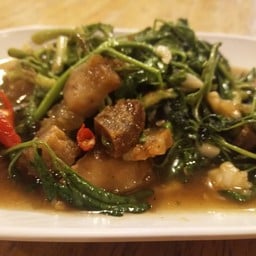 ผัดผักกระเฉดหมูกรอบ
