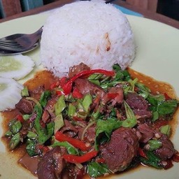 ผัดกระเพราหมูตุ๋นราดข้าว