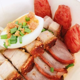 ให้เครื่องเยอะมากๆๆ  ไข่ยางมะตูม  หอมหมูแดง หมูกรอบดีมากมันน้อย  