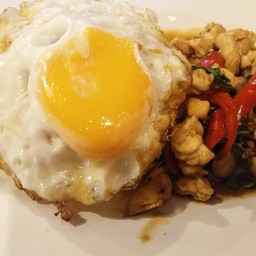 ข้าวกระเพราไก่ไข่ดาว