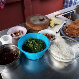 ผักโรยกับเส้นหมี่