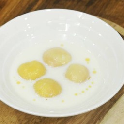 บัวลอยไส้คัสตารด์ไข่เค็ม นมสด