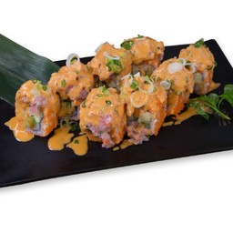 ข้าวห่อสาหร่ายปลาทูน่าสับราดซอสสไปซี่