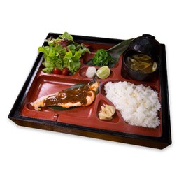 เบนโตะชุดปลาแซลมอนย่างราดซอสพริกไทยดำ