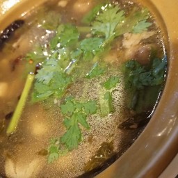 ต้มยำไก่บ้านใบมะขามอ่อน