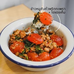 ข้าวหมูดำสับคั่วพริกกะเพราไข่แดงเค็ม