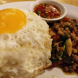 ข้าวกระเพราหมูสับไข่ดาว