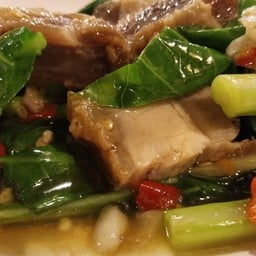 ผัดคะน้าหมูกรอบ