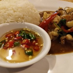 ข้าวกระเพราทะเลราดข้าว