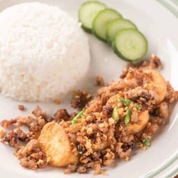ข้าวเต้าหู้หมูสับคั่วพริกกระเทียม