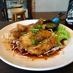 ปลากะพงทอดน้ำปลา. (ราคา 200 บาท)