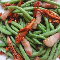 ผัดถั่วเข็มเบค่อนกรอบพริกคั่วงา