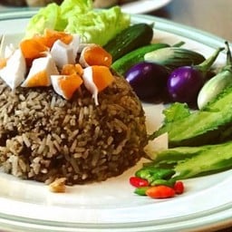 ข้าวผัดน้ำพริกมะขามอ่อน ผักสด