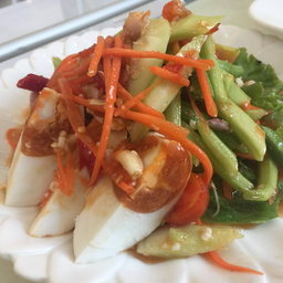 ตำก้านคะน้าไข่เค็ม