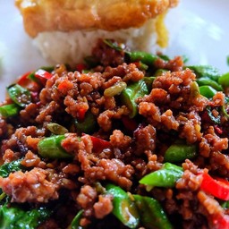 ผัดกระเพราหมู หรือ ไก่ ราดข้าว