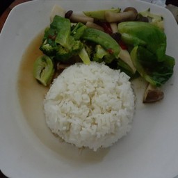 ผัดผักรวมราดข้าว