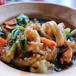 ราดหน้าหม้อดินหมูหรือไก่