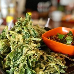 ยำผักบุ้งกรอบ