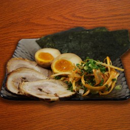 หมูชาชู 3แผ่น สาหร่ายโนริ 3แผ่น ต้นหอมญี่ปุ่นคลุกพริกเผา ไข่ต้ม 1ลูก