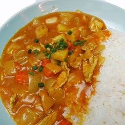 แกงกะหรี่ราดข้าว (เนื้อ / หมู / ไก่ )  Curry deopbap