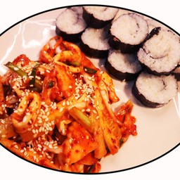 ยำปลาหมึกใส่ซอสเกาหลี + ข้าวห่อสาหร่าย Chungmu gimbap