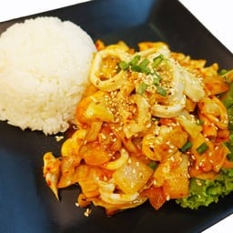 ปลาหมึกผัดซอสเกาหลีราดข้าว Ojingeo deopbap