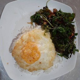 ไข่เยี่ยวม้ากระเพรากรอบราดข้าว