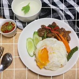 ผัดกะเพรา เครื่องในไก่ราดข้าว