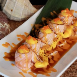 ข้าวปั้นแซลมอนเชดาชีส