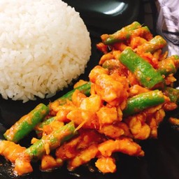 ไก่ผัดพริกแกงราดข้าว