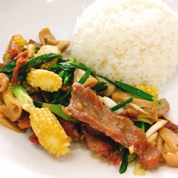 หมูผัดน้ำมันหอยราดข้าว
