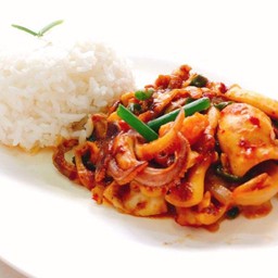 ปลาหมึกผัดพริกเผาราดข้าว
