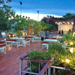 บรรยากาศร้านอาหารในรีสอร์ทยามเย็น