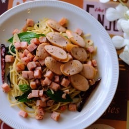 สปาเก็ตตี้ผัดพริกแห้งเบคอนบิท+ไส้กรอกไก่