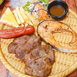 สเต็กปลาแซลม่อน+สเต็กสันคอ+ไส้กรอก