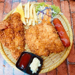 สเต็กหมูทอดกรอบ+สเต็กไก่ทอดกรอบ+ไส้กรอก