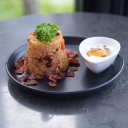 ข้าวผัดสไปซี่มิโสะเบค่อนไข่ออนเซ็น