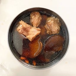 ซี่โครงหมูอ่อนตุ๋นยาจีนเห็ดหอม