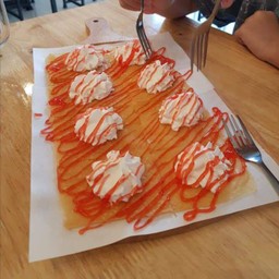 ทิชชู่+วิปครีม+แยมสตรอเบอร์รี่ (Tissue with Strawberry jam and Whipped cream)