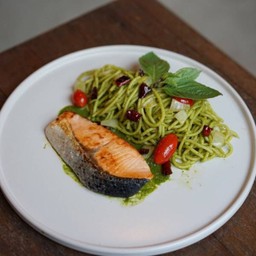 สปาเก็ตตี้เพสโต้แซลมอนย่าง