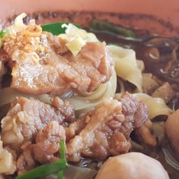 เส้นบะหมี่เนื้อ น้ำตก