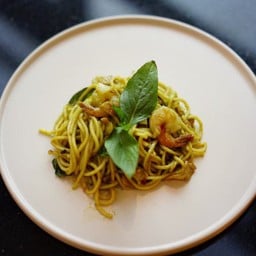 สปาเก็ตตี้เพสโต้โหระพากุ้งเบคอน